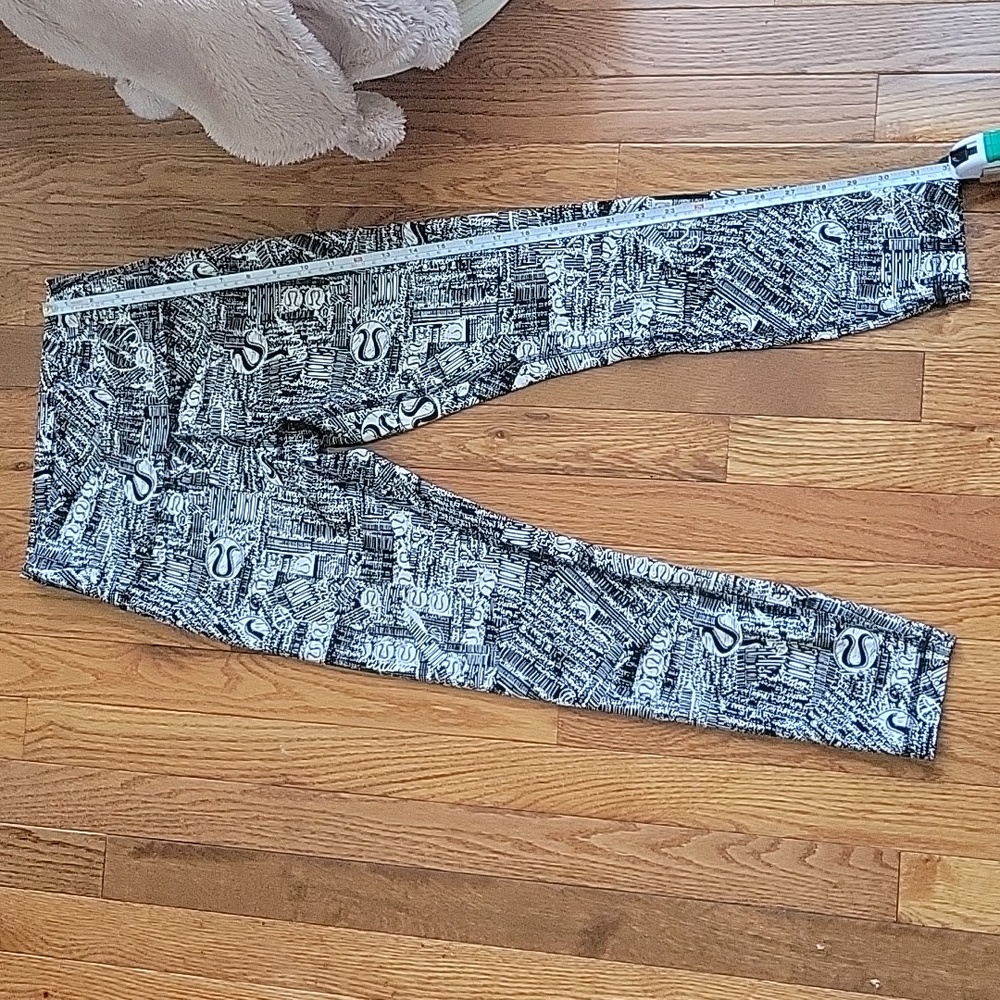 Lululemon Original Leggings, Size 6, Lululemon Logo Print **BAG INCLUDED**